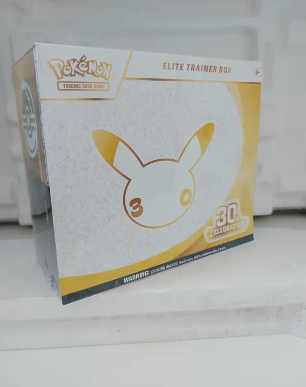 🔥 30th Celebration Elite trainer box sealed 🔥